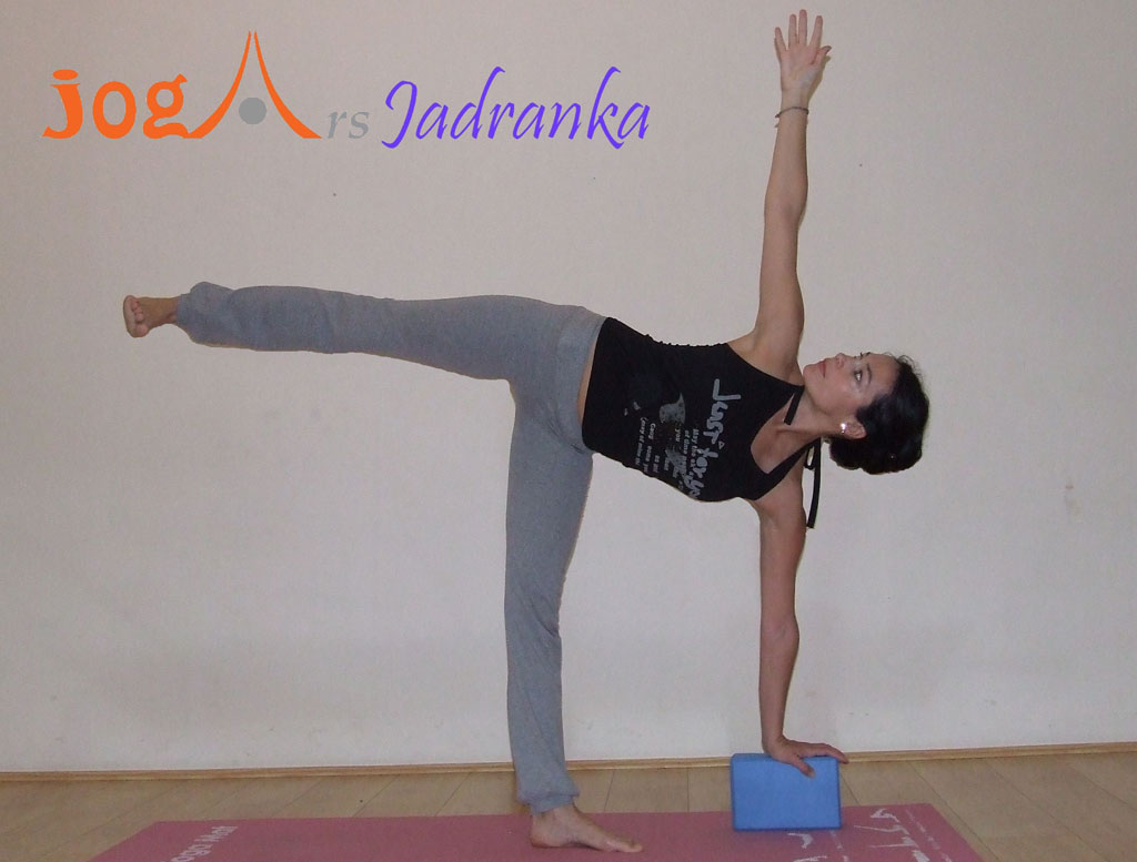 Joga-polozaji-vezbe-Polumesec-Ardha-Chandrasana-Jadranka