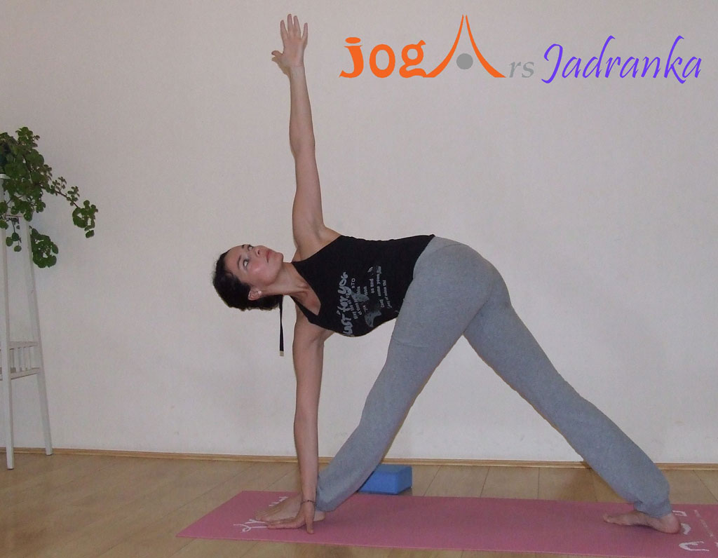 Joga-polozaji-vezbe-Parivtta-Trikonasana-Obrnuti-trougao-Jadranka