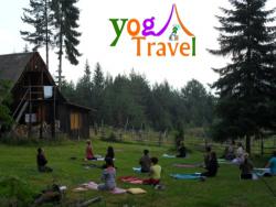 Jutarnja joga na travnjaku
