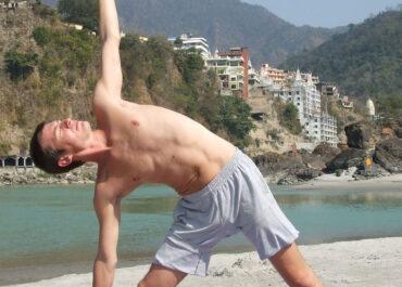 Joga položaj: ISTEGNUTI TROUGAO (Utita trikonasana) - Joga vežbe - asane